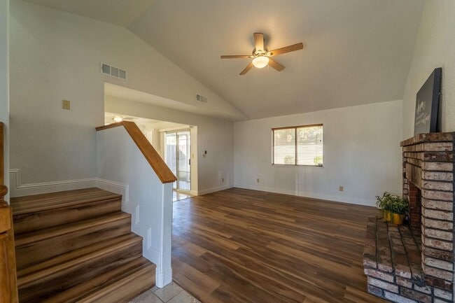 Foto del edificio - 3 bedroom minutes from shopping & freeway access!