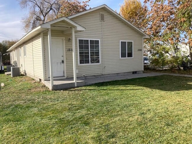 Building Photo - 3 bed 1 bath duplex