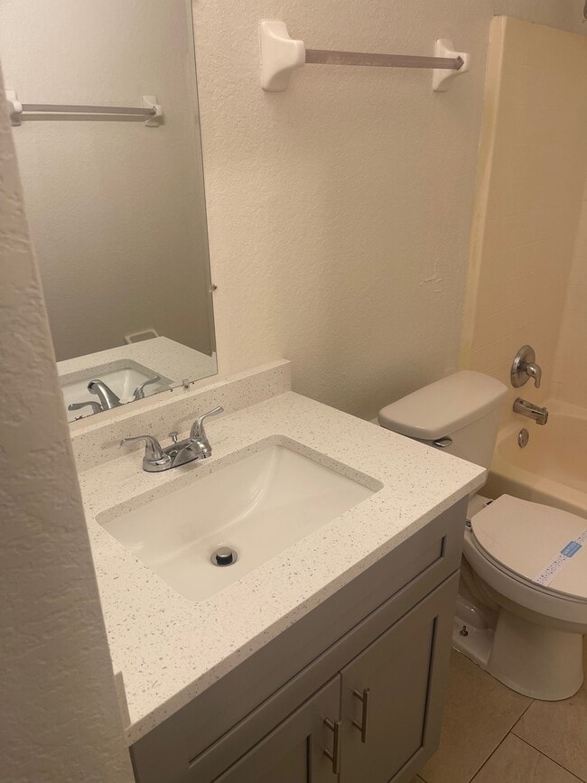 Building Photo - 4 Bedroom 2 Bath