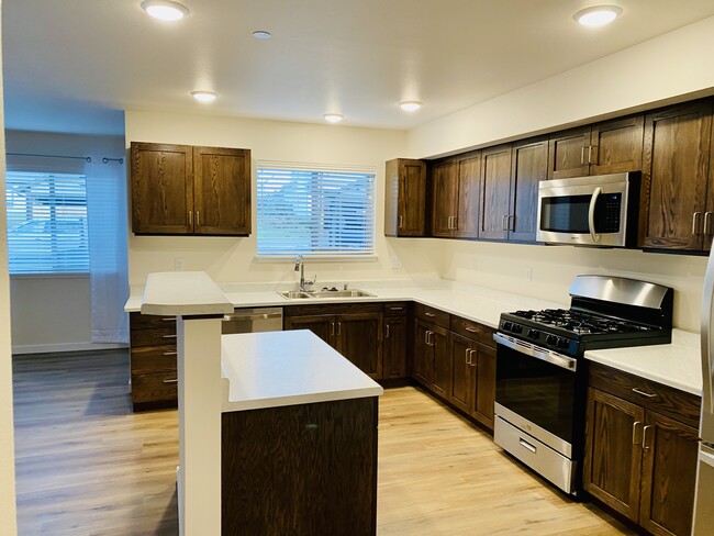 Building Photo - 808 D St