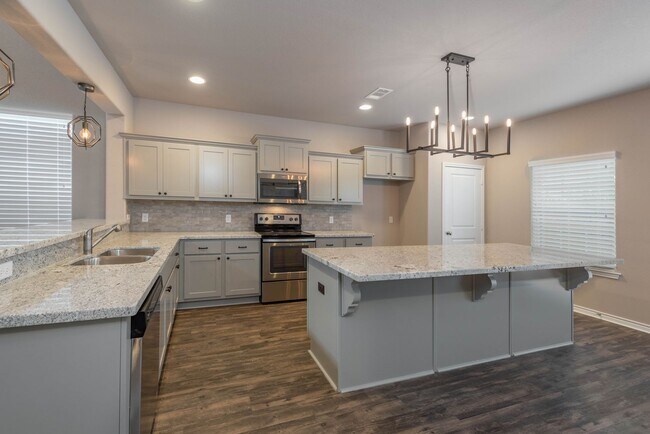 Building Photo - Five Bed Luxury Home in Pershing Pointe Vi...