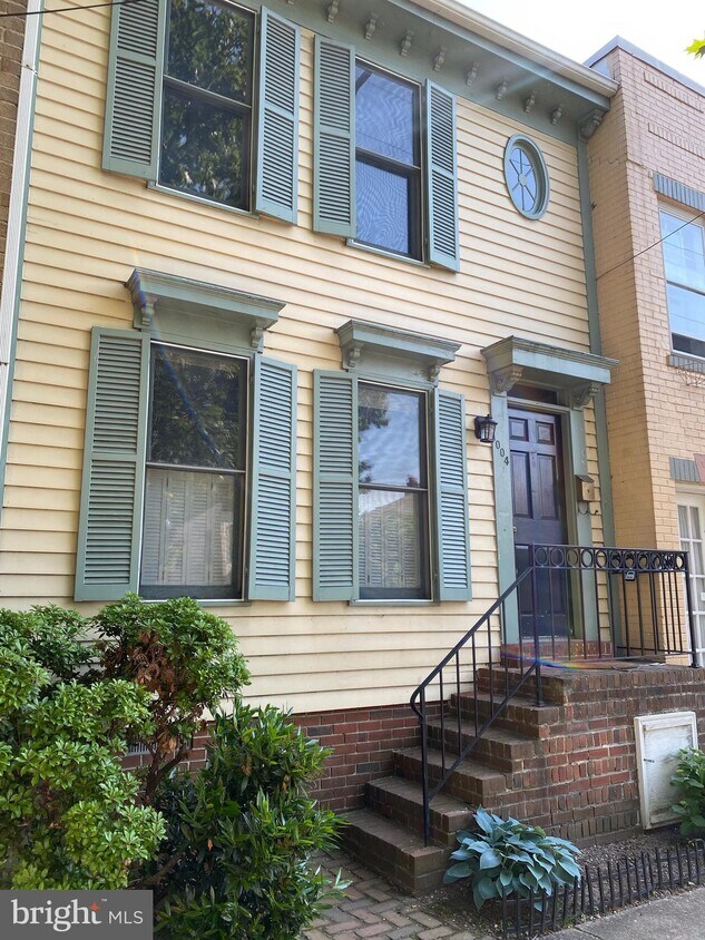Primary Photo - 1004 King St