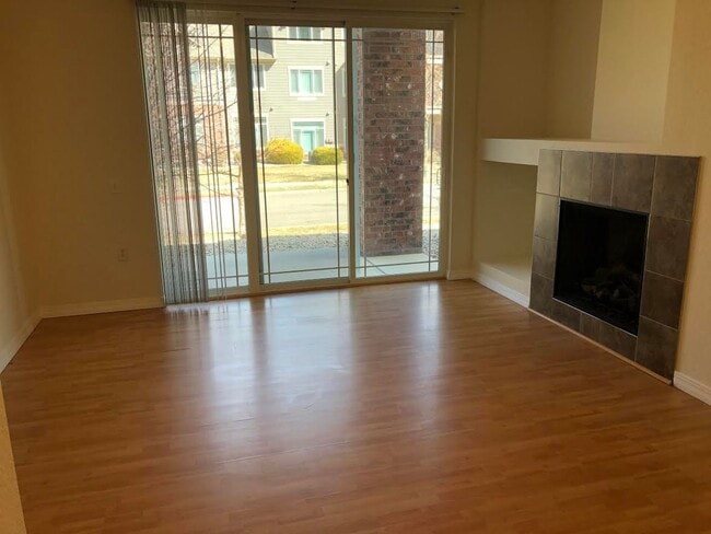 Building Photo - 2 bed 2 Bath Condo with Community Pool!