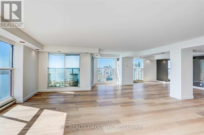 Photo du bâtiment - 99 Harbour Square