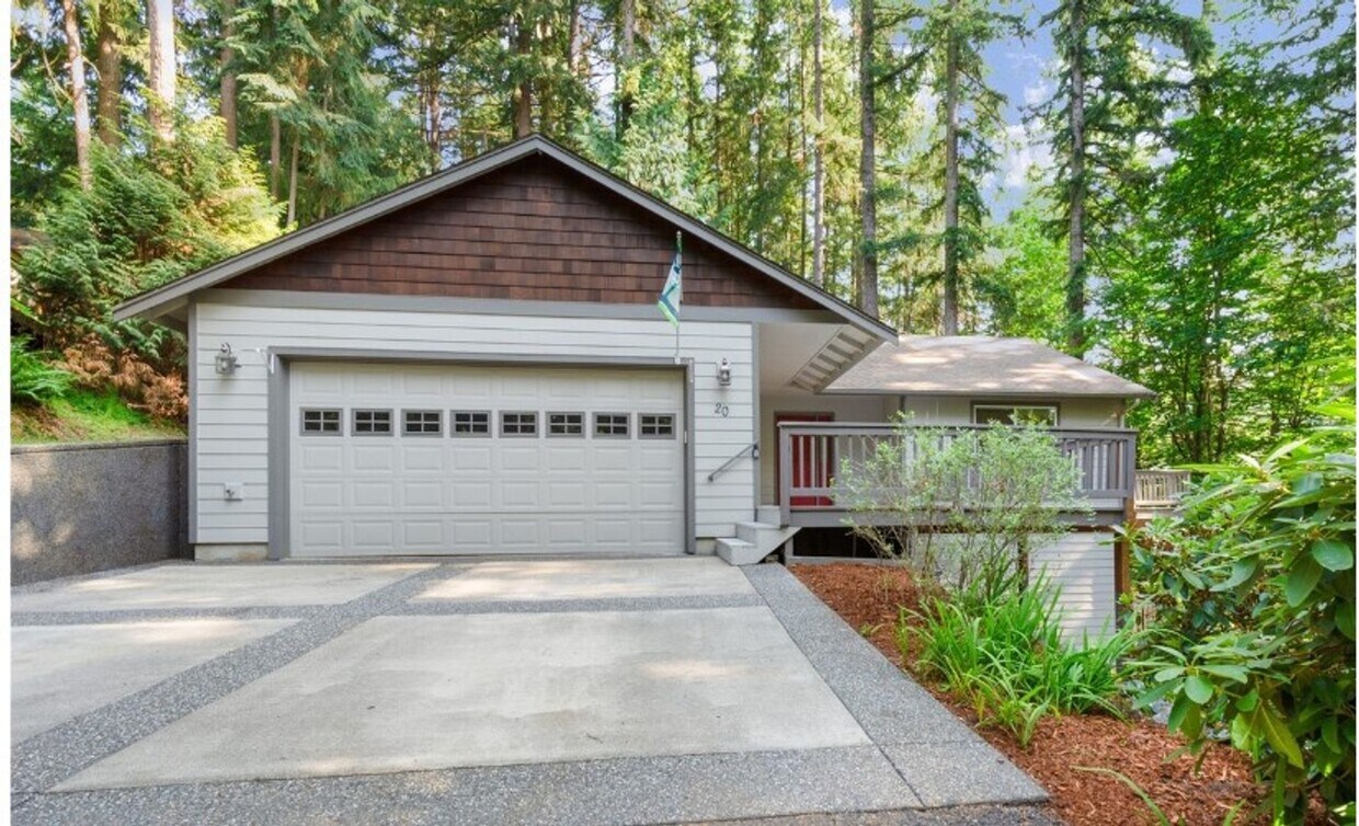 Foto principal - 4 bedroom 2 story home in Sudden Valley