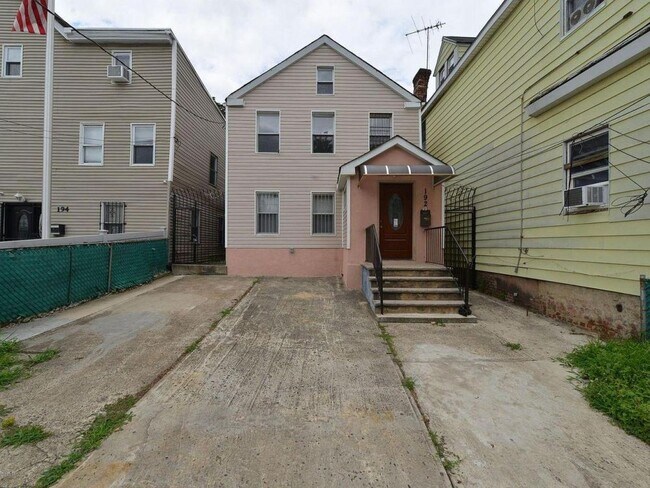 Building Photo - 190 Targee St, Staten Island, NY 10304