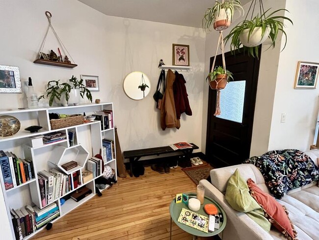 Foto del edificio - 837 W 33rd St