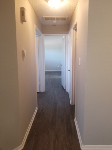 Foto del edificio - 1400 N Bluegrove Rd