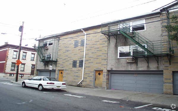 Building Photo - 719 26th St