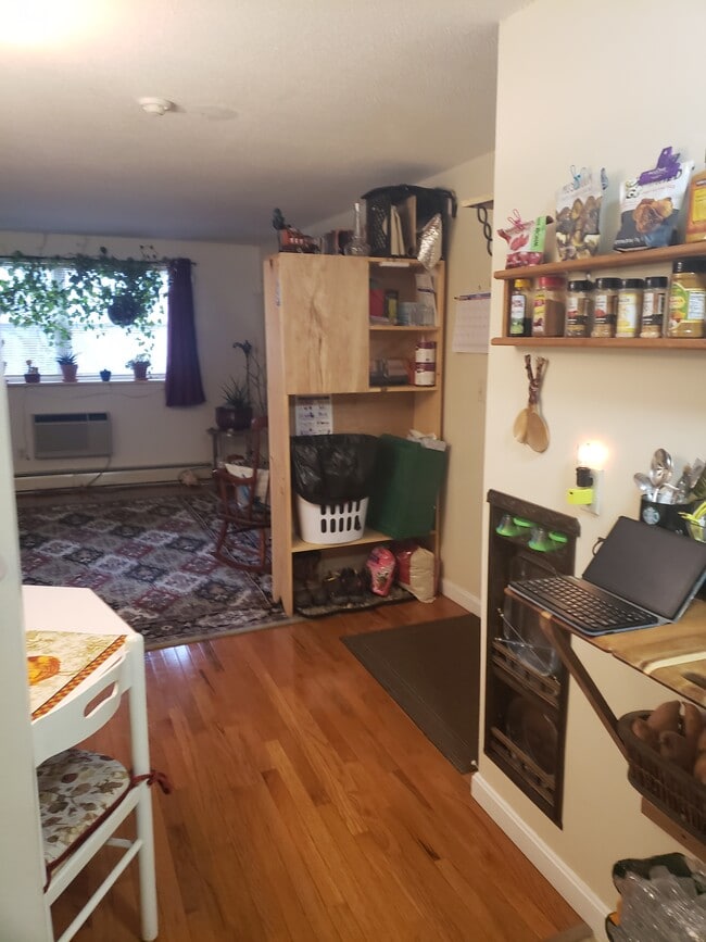 view from kitchen to living room - 100 Quarry St