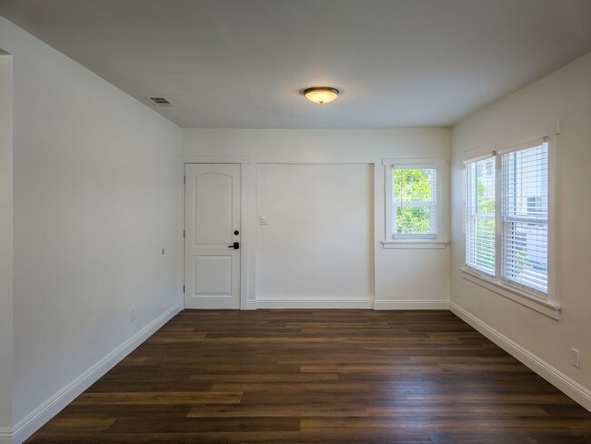 Building Photo - 338 S Benton Way