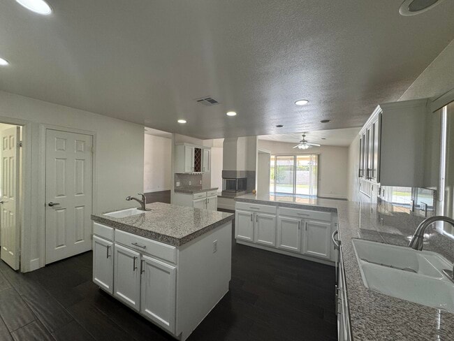 Foto del edificio - 74081 W Petunia Pl