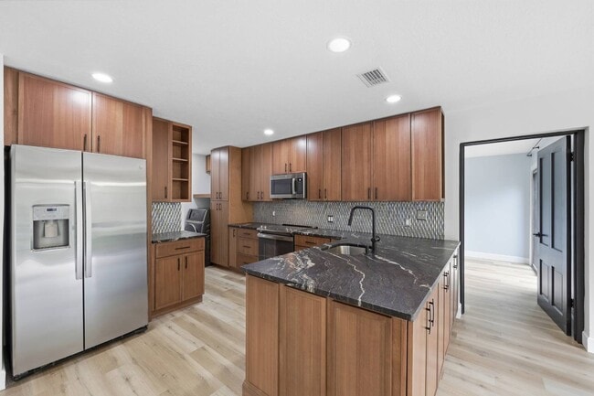 Foto del edificio - 8753 Como Lake Dr