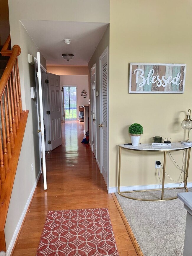 Foto del edificio - Beautiful 3 BD 2.5 Bath Town Home