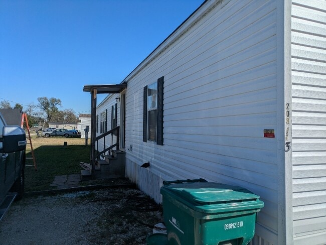 Building Photo - 203 E Lincoln St