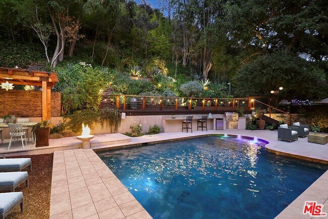 Foto del edificio - 3600 Mandeville Canyon Rd