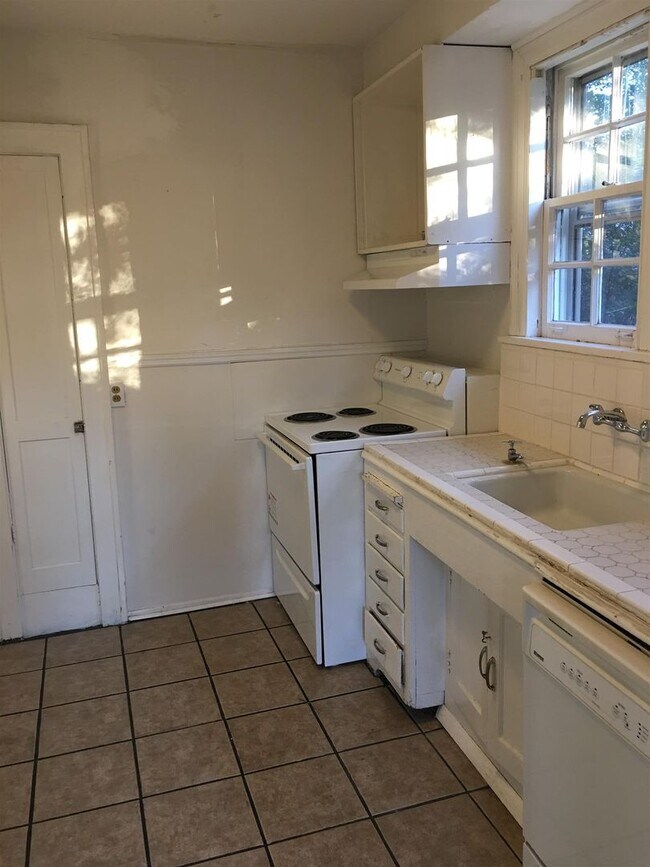 Foto del edificio - Main floor of Adorable home for rent!