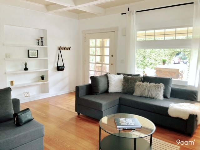 Grandes ventanales luminosos y brillantes. - 2005 N Beachwood Dr