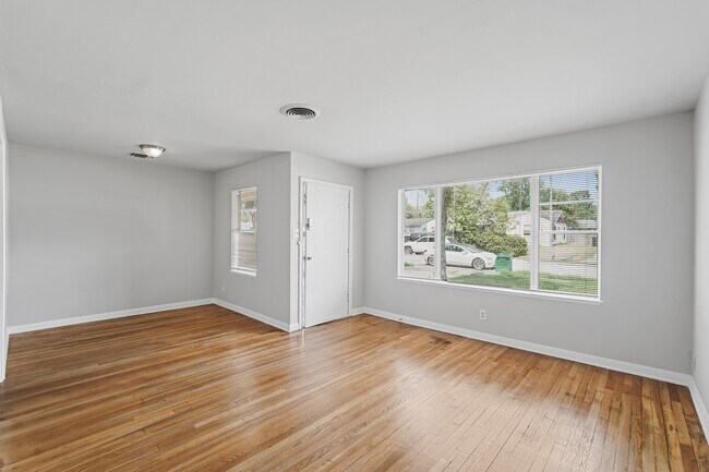 Building Photo - 5830 Glenhurst Dr