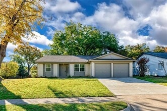 Building Photo - 731 Brentwood Ln