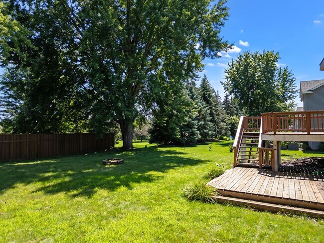 Building Photo - Spacious 5 BR with Fireplace and 2 Decks i...