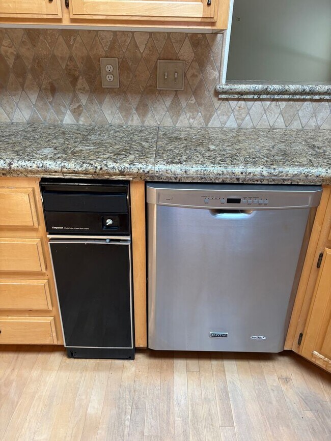 Foto del edificio - 4 bedroom and 2 bathroom house