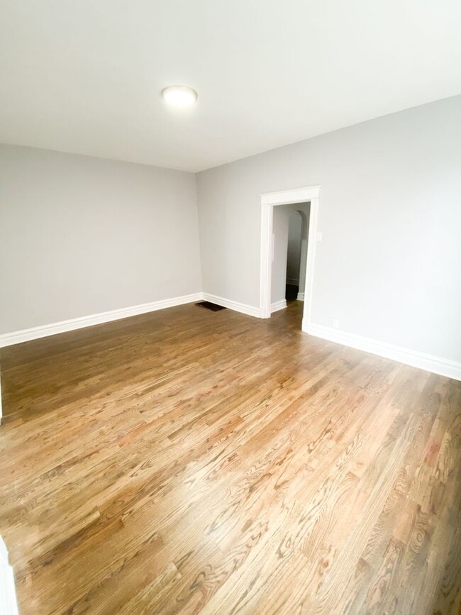 Building Photo - Steps from Cherokee, Gorgeous 1 bed/1 bath with bonus room! Hardwood floors! Central A/C! Quartz ...