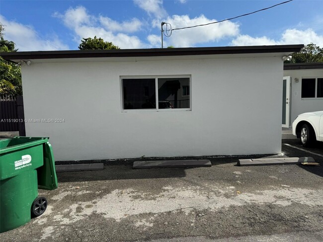 Building Photo - 337 Mendoza Ave