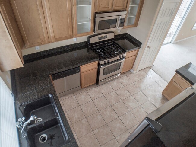 Building Photo - 3 BEDROOM, 3 BATHROOM, 2 CAR GARAGE, COMMUNITY POOL & SPA