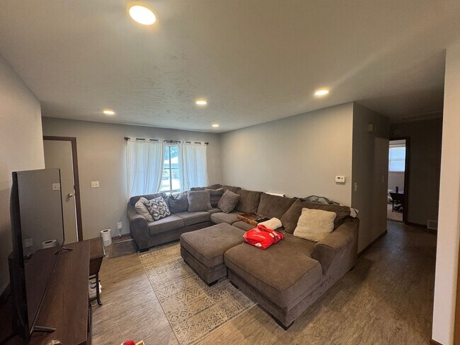 Foto del edificio - 3 +1 Bed, 1 Bath with attached garage