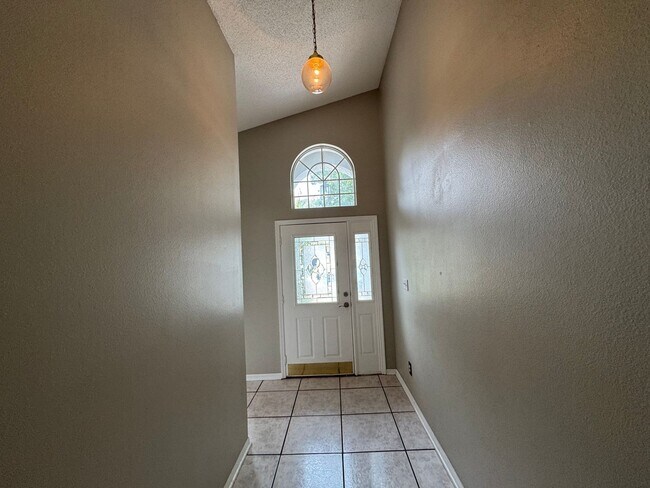 Building Photo - GORGEOUS 4 Bedroom, 2 Bathroom Home in Lak...