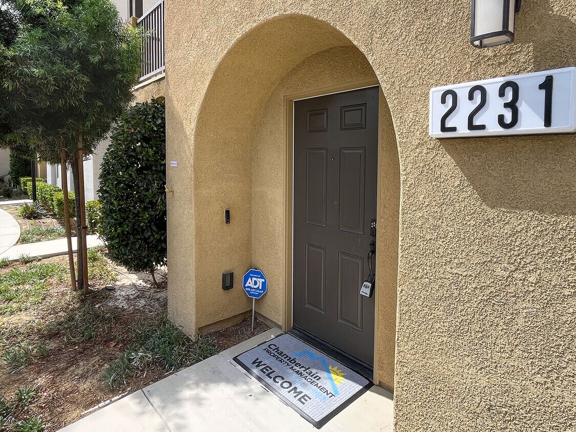 Foto principal - Beautiful 4 bed 3.5 bath condo in gated co...