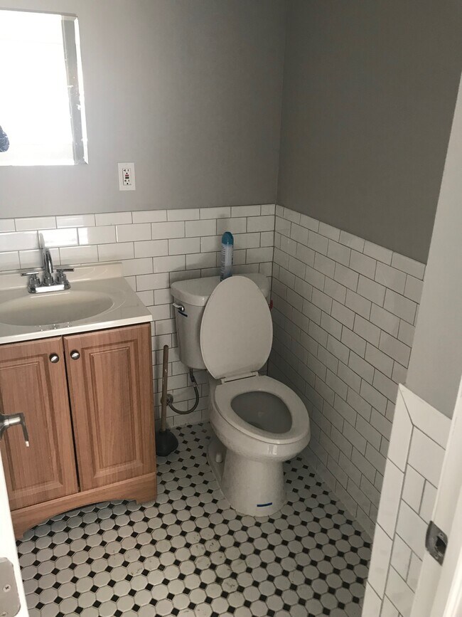 Foto del edificio - 3122 Waterbury Ave