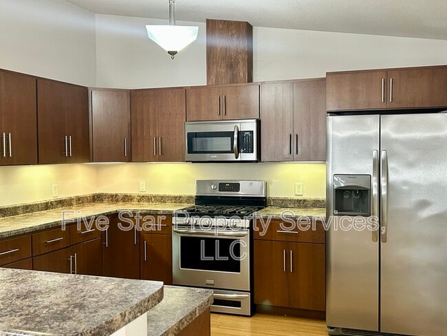 Building Photo - 1408 School House Ln
