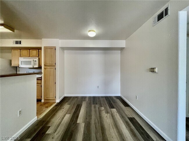 Foto del edificio - 555 E Silverado Ranch Blvd