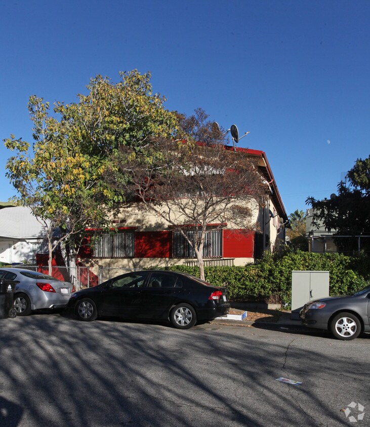 Building Photo - 1736 Kenmore Ave