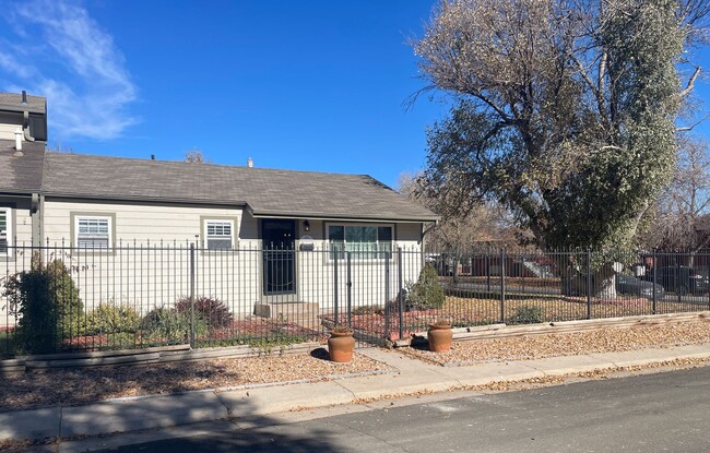 Building Photo - Stunning remodeled 2 bedroom duplex with h...