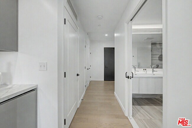 Foto del edificio - 1050 S Grand Ave