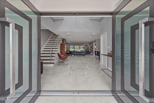 Foto del edificio - 13855 Shawmut Ct