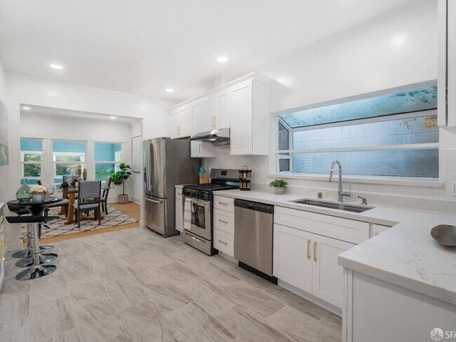 Building Photo - 4 Bedroom Single Family Home in Oakland  (...