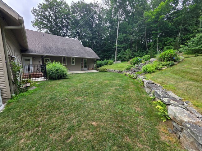 Building Photo - Luxurious 3-Bedroom Home in Poughquag, NY