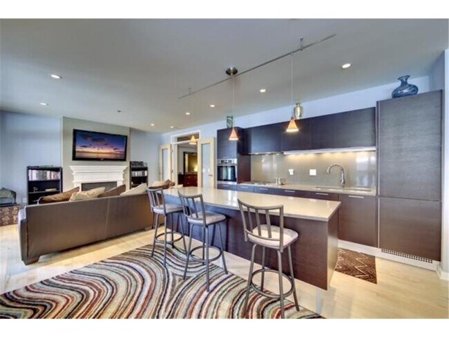 Foto del edificio - 3104 W Lake St