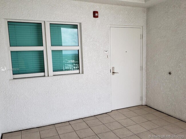 Foto del edificio - 14951 Royal Oaks Ln