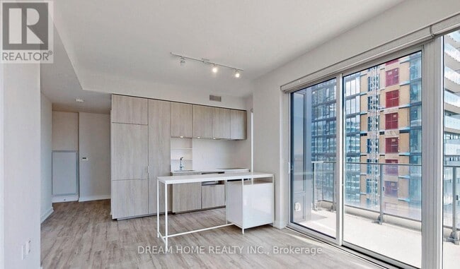 Building Photo - 77 Shuter St