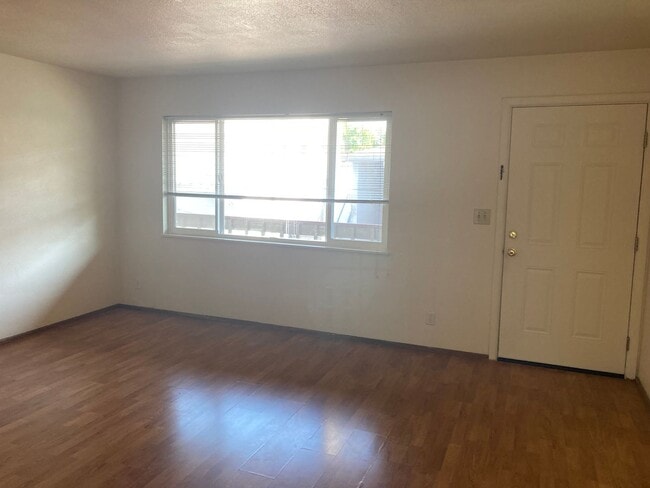 Photo - (WLO 13) Cozy 2 Bedroom, 1 Bath Just a Sto... Apartment