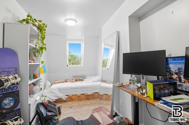 Foto del edificio - 3 bedroom in Brooklyn NY 11205