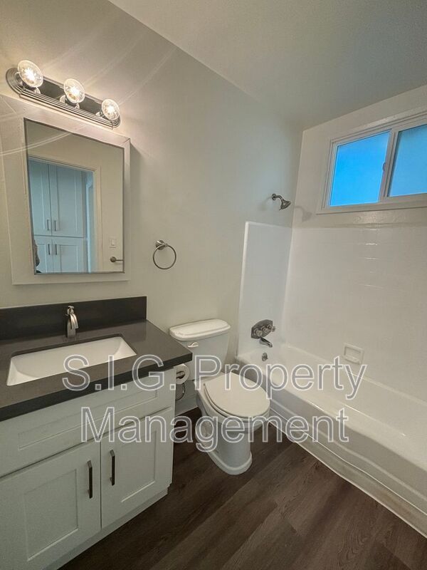 Foto del edificio - 10560 Sherman Grove