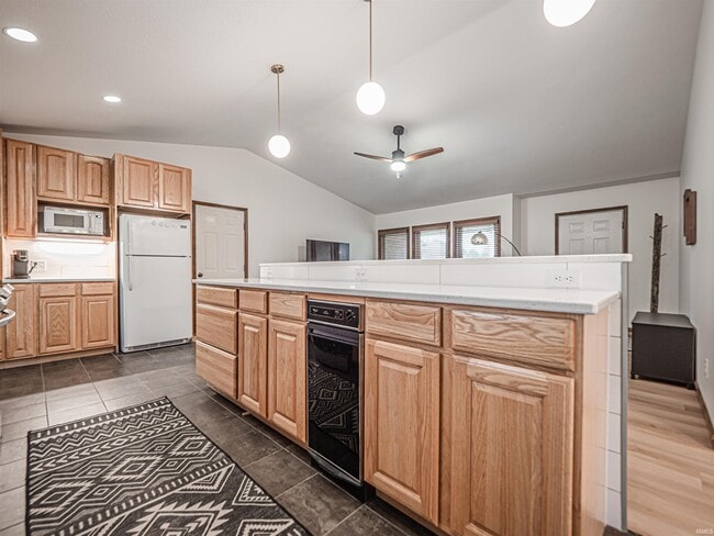 Building Photo - 6166 River Bluff Dr