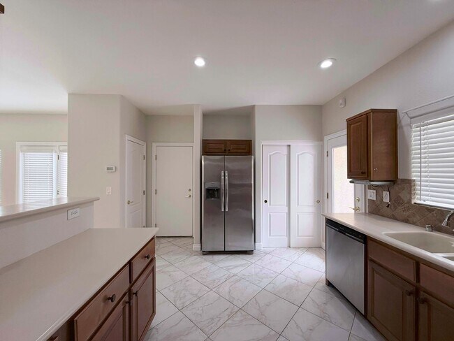 Building Photo - Spacious 3 Bedroom