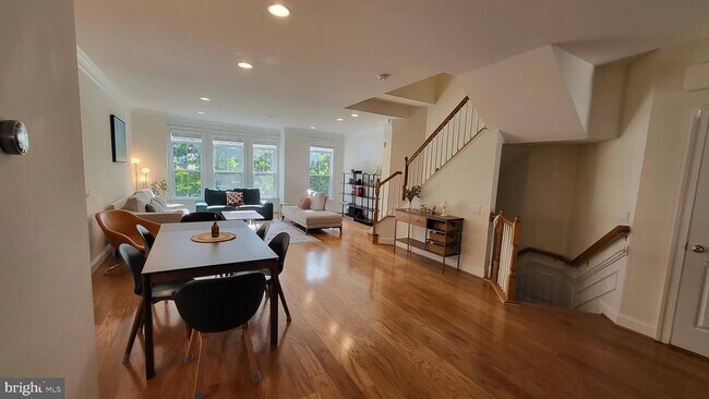 Building Photo - 9449 Canonbury Square